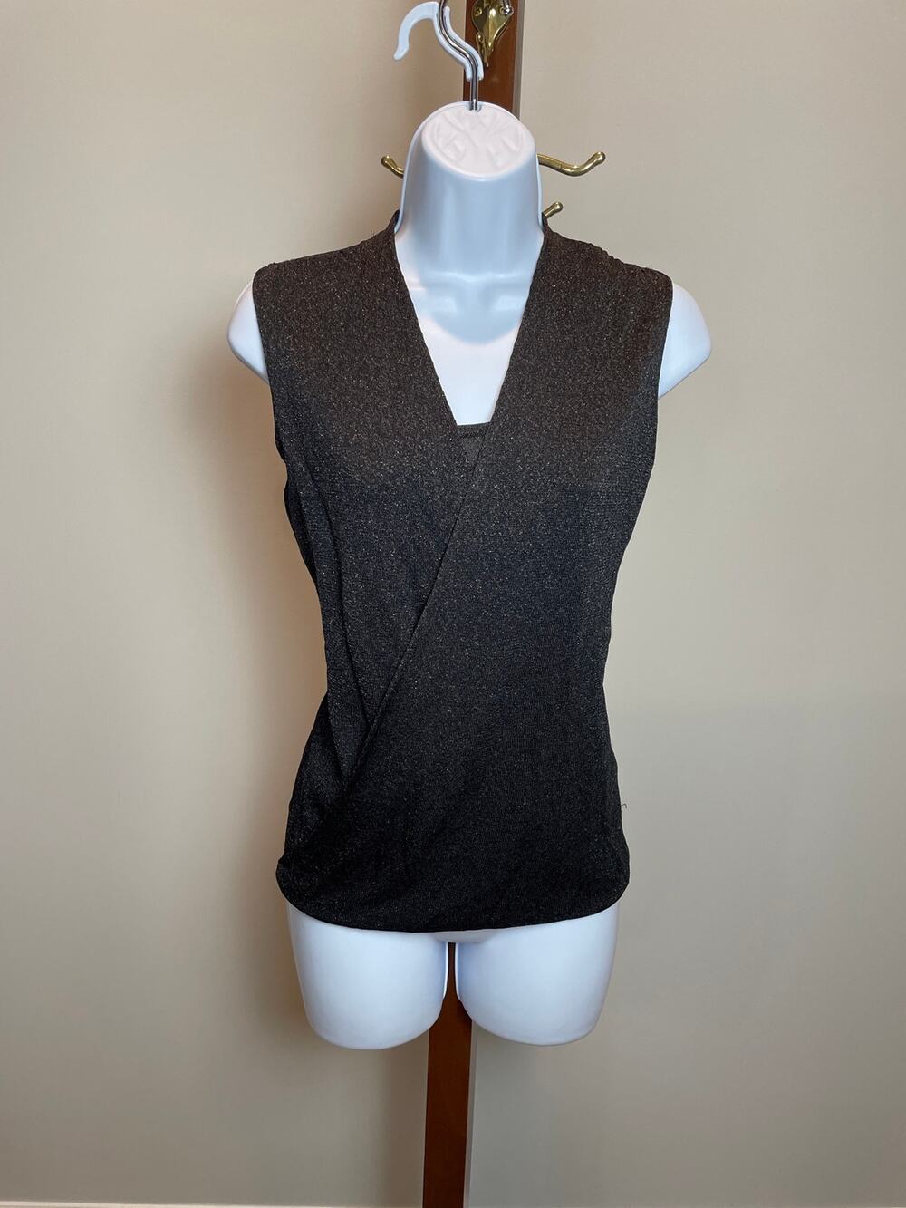 White House Black Market Sleeveless Top Size XS Black Gold New With Tag